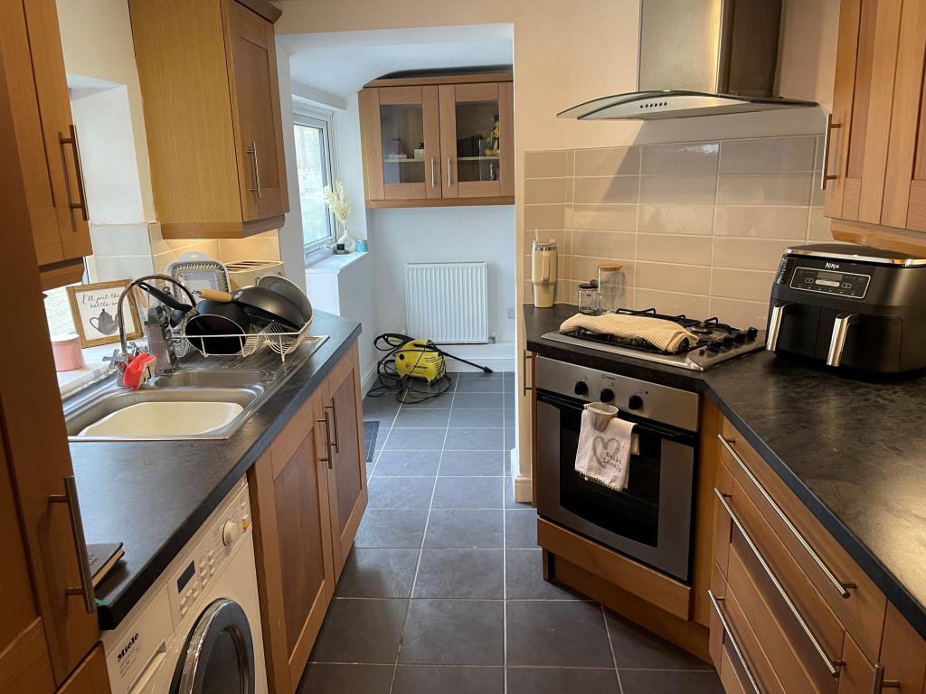 Lot: 96 - FREEHOLD RESIDENTIAL INVESTMENT - Ground floor kitchen with fitted units